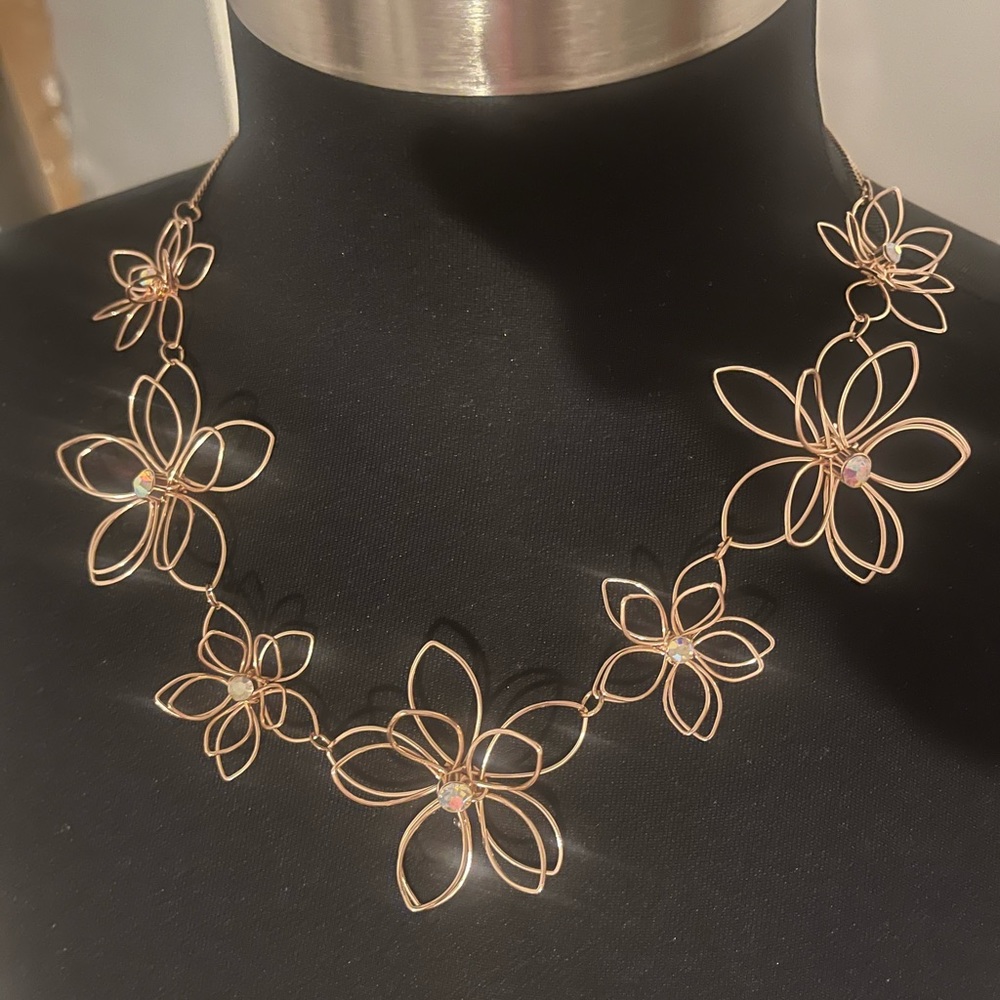 Floral pattern necklace